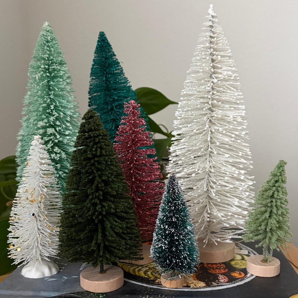(19) Colorful Holiday Bottle Brush Tree Lot
